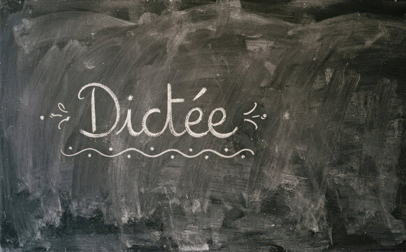 Dict&eacute;e en &eacute;criture craie sur tableau noir ecole education orthographe et exercices