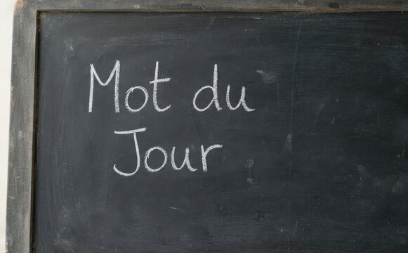 Mot du Jour sur tableau noir ecriture de classe education et apprentissage du francais