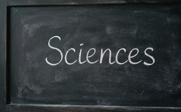 Sciences ecrit a la craie sur un tableau noir, concept d'education et d'apprentissage scolaire, cours de sciences physique et chimie