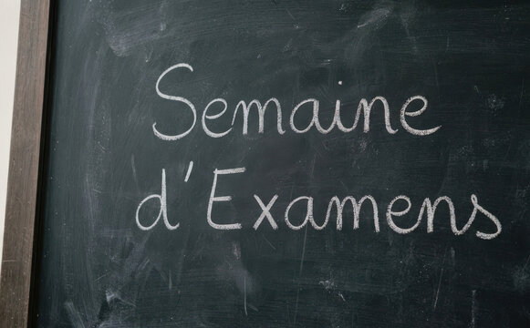 Semaine d'Examens - Texte ecrit a la craie sur un tableau noir representant la periode des evaluations scolaires et universitaires