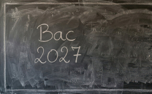 Bac 2027 sur tableau noir, preparation examen, education, reussite scolaire