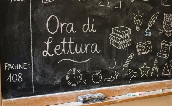 Ora di Lettura scritto sulla lavagna con disegni scolastici per educazione e apprendimento