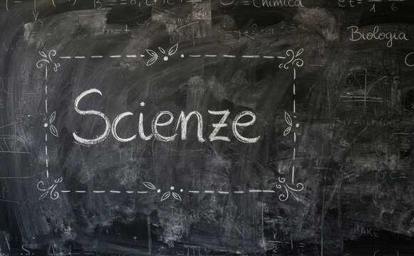 Scienze scritte sulla lavagna, educazione scolastica e studio delle materie scientifiche per la didattica