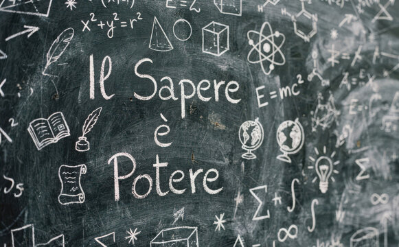 Il Sapere e Potere scritta con gesso su lavagna per concetto di educazione conoscenza e studio