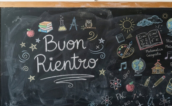 Buon Rientro lavagna scolastica con disegni gesso e formule di matematica per il ritorno a scuola
