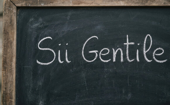 Sii Gentile - Messaggio positivo scritto a mano su lavagna nera con gesso bianco ideale per comunicazione gentilezza e rispetto
