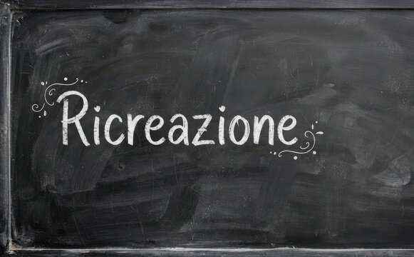 Ricreazione scritta sulla lavagna concetto di pausa scolastica e tempo libero