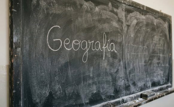 Geografia scritta alla lavagna con il gesso per studiare la materia scolastica in classe