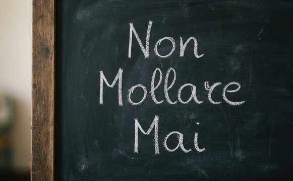 Non mollare mai scritta su lavagna scolastica, concetto di motivazione e perseveranza