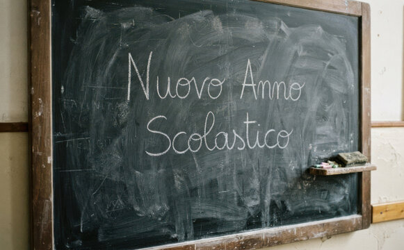 Nuovo Anno Scolastico lavagna scritta gesso ritorno a scuola educazione insegnamento