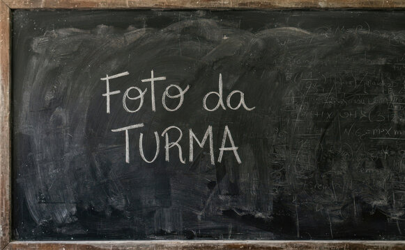Foto da Turma escrito a giz em lousa preta escolar ideal para projetos educacionais
