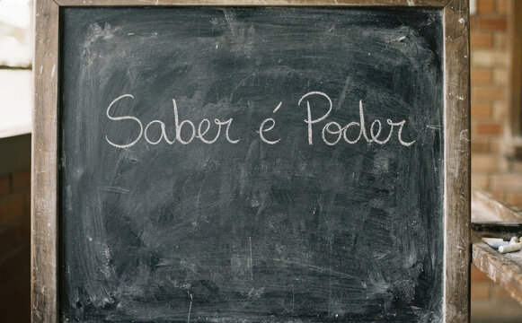 Saber e Poder frase escrita em lousa com giz para inspiracao educacao conhecimento sabedoria filosofia