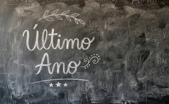 Ultimo Ano escrito a giz em quadro negro escolar representando formatura e educacao