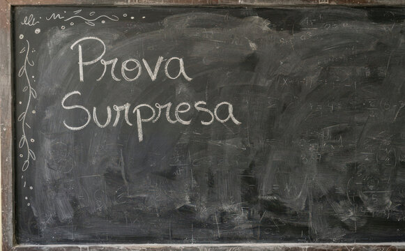 Prova Surpresa escrito em lousa escolar. Conceito de educacao, avaliacao escolar e teste surpresa para estudantes.