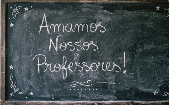 Amamos Nossos Professores! Mensagem de carinho e homenagem na lousa escolar para o dia dos professores