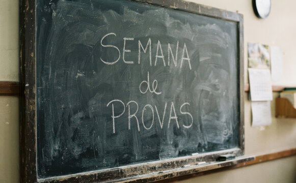 SEMANA DE PROVAS lousa escolar com texto em giz para avaliacao e educacao