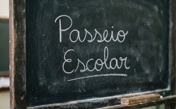 Passeio Escolar escrito no quadro negro com giz, conceito de educacao, viagem de estudo e aprendizado