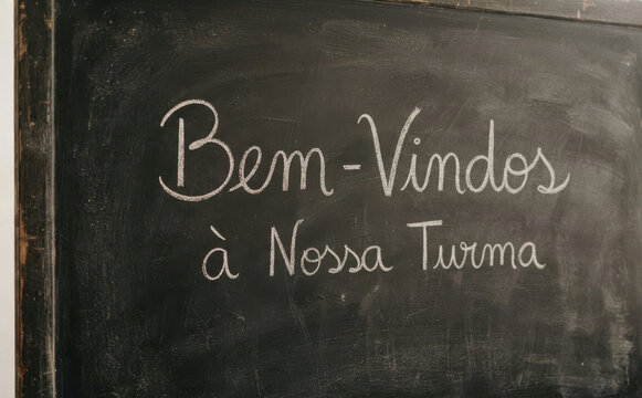 Bem-Vindos a Nossa Turma escrito a giz em quadro negro escolar para educacao e volta as aulas