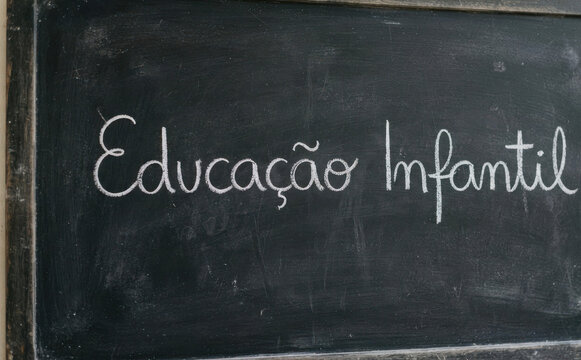 Educacao Infantil escrito em lousa com giz para projetos escolares e educacionais