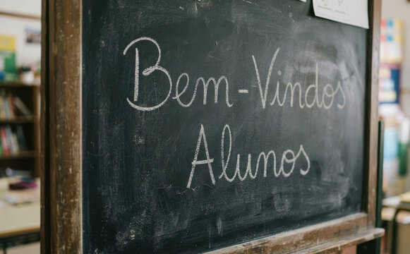 Bem-vindos Alunos escrito em lousa escolar. Conceito de volta as aulas educacao e acolhimento em sala de aula.