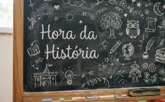 Hora da Historia lousa escolar com desenhos de educacao infantil e leitura para criancas