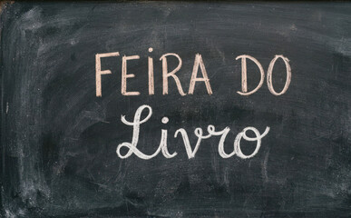 Fototapeta premium FEIRA DO LIVRO de giz em lousa preta para eventos de literatura e educacao escolar
