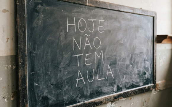 HOJE NAO TEM AULA - Lousa escolar com mensagem em portugues sobre suspensao de aulas e ferias escolares na educacao