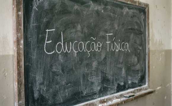 Educacao Fisica escrito a giz em lousa escolar negra quadro negro sala de aula