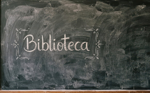 Biblioteca escrita em giz no quadro negro representando estudo leitura e educacao escolar