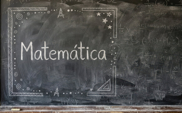 Matem&aacute;tica lousa escolar com formulas e calculos para educacao e estudo