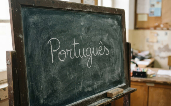 Portugu&ecirc;s lousa sala de aula ensino aprendizagem de idioma estrangeiro e educacao