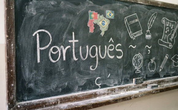 Portugu&ecirc;s - Aula de l&iacute;ngua portuguesa com giz na lousa escolar, educa&ccedil;&atilde;o e ensino de idiomas