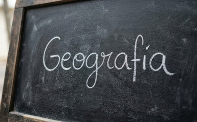 Fototapeta premium Geografia escrita em lousa de giz, conceito de educacao escolar e ensino de ciencias humanas
