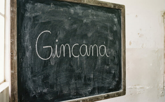 Gincana escrita em quadro negro escolar representando educacao e aprendizado