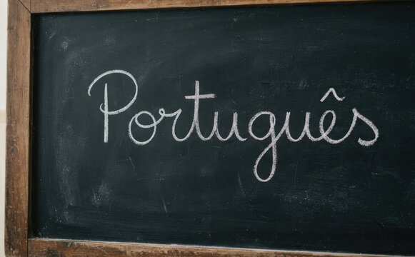 Portugues escrito na lousa, licao de idioma, aprendizado de lingua estrangeira, educacao escolar e ensino de portugues