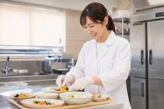 Dietitian Preparing a Texture Modified Meal for Senior Care，高齢者介護向けの嚥下配慮食を作る管理栄養士