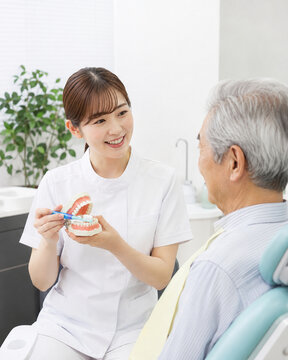 Dental Hygienist Teaching Oral Care to a Senior Patient，高齢患者へ口腔ケアを教える歯科衛生士