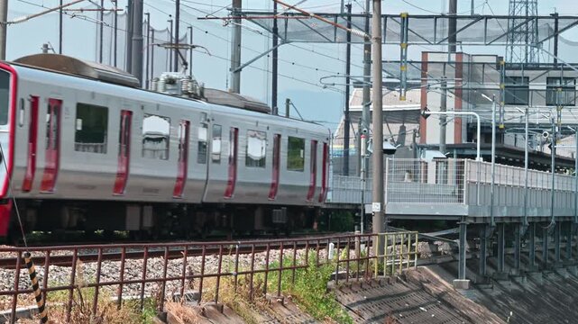 赤と白のコントラストが映えるJR九州の815系近郊型交流電車