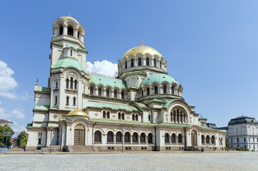 Obraz premium St. Alexander Nevsky Cathedral in Sofia with golden and copper domes under blue sky, Bulgaria