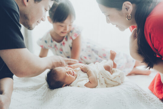 新生児を見守る家族