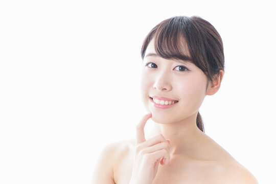 悩む女性・美容イメージ