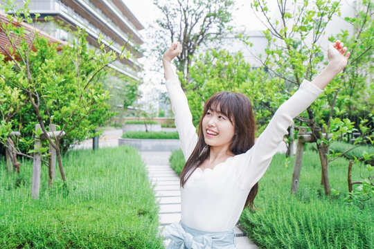 伸びをする若い女性
