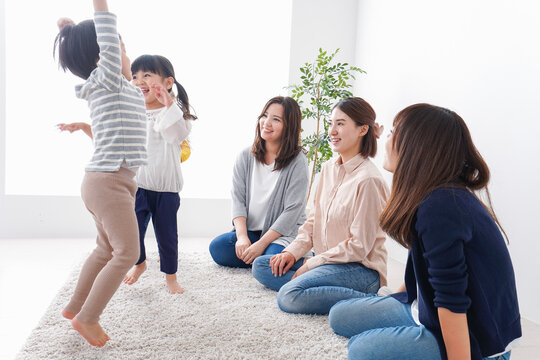 お母さんと子どもたち・仲良し