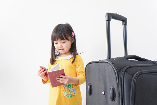 海外旅行に行く子ども