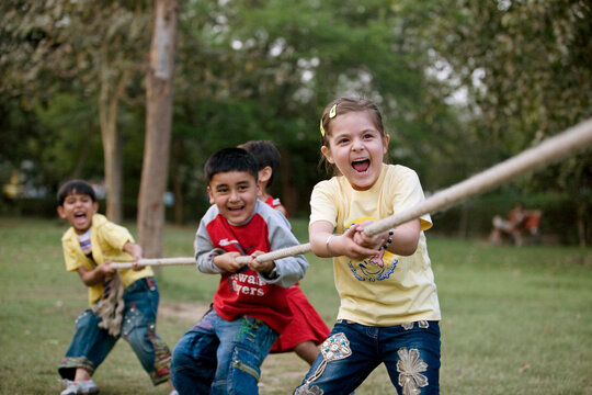 Children pulling a rope 