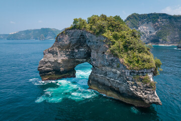 Naklejka premium Aerial view of the sea caves along the coastline of Nusa Penida, Indonesia