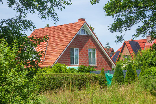 Modernes Wohngeb&auml;ude im Gr&uuml;nen ,  Bad Zwischenahn, Niedersachsen, Deutschland