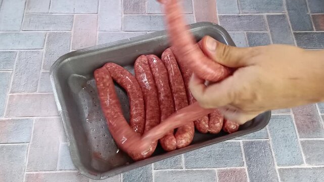 tri de chipolatas fra&icirc;ches avant cuisson au barbecue
