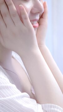 保湿クリーム、化粧水でスキンケアする女性_縦長