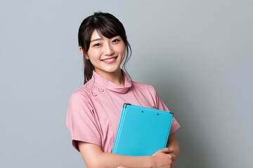 Fototapeta premium 笑顔でクリップボードを持つプロフェッショナルな女性医療従事者